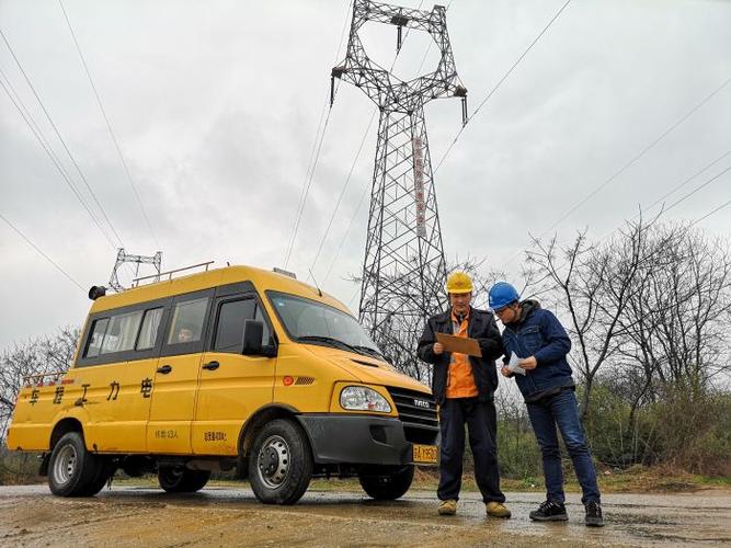 2月18日,国网铜陵供电公司输电运维人员与上海铁路局南京供电段人员对